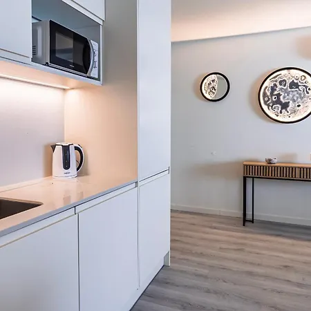 Apartament 1bdr Modern With Pool By Lovelystay *